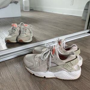 nike spring beige huaraches